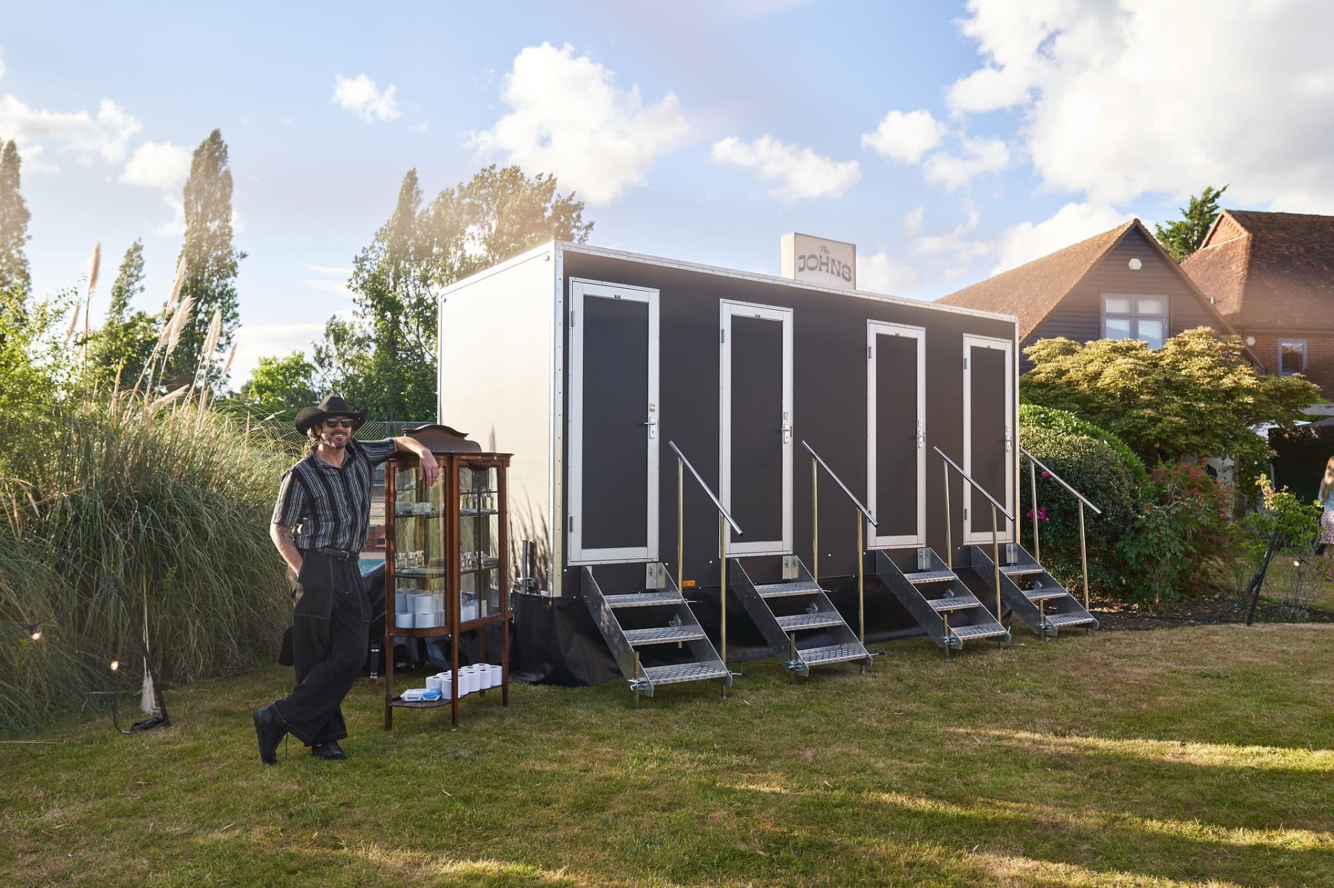 Luxury toilet trailer exterior